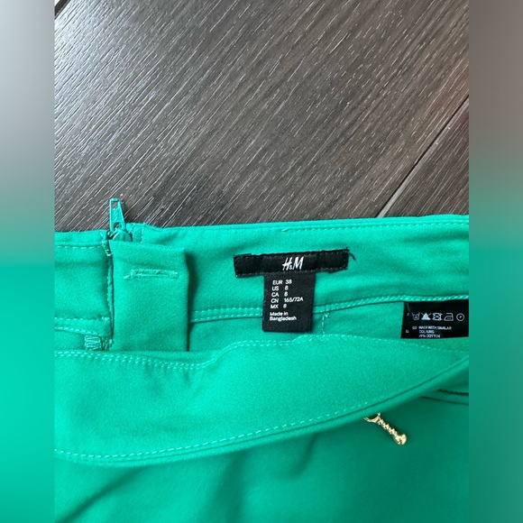 H&M mini skirt. Size 8 - Picture 3 of 3